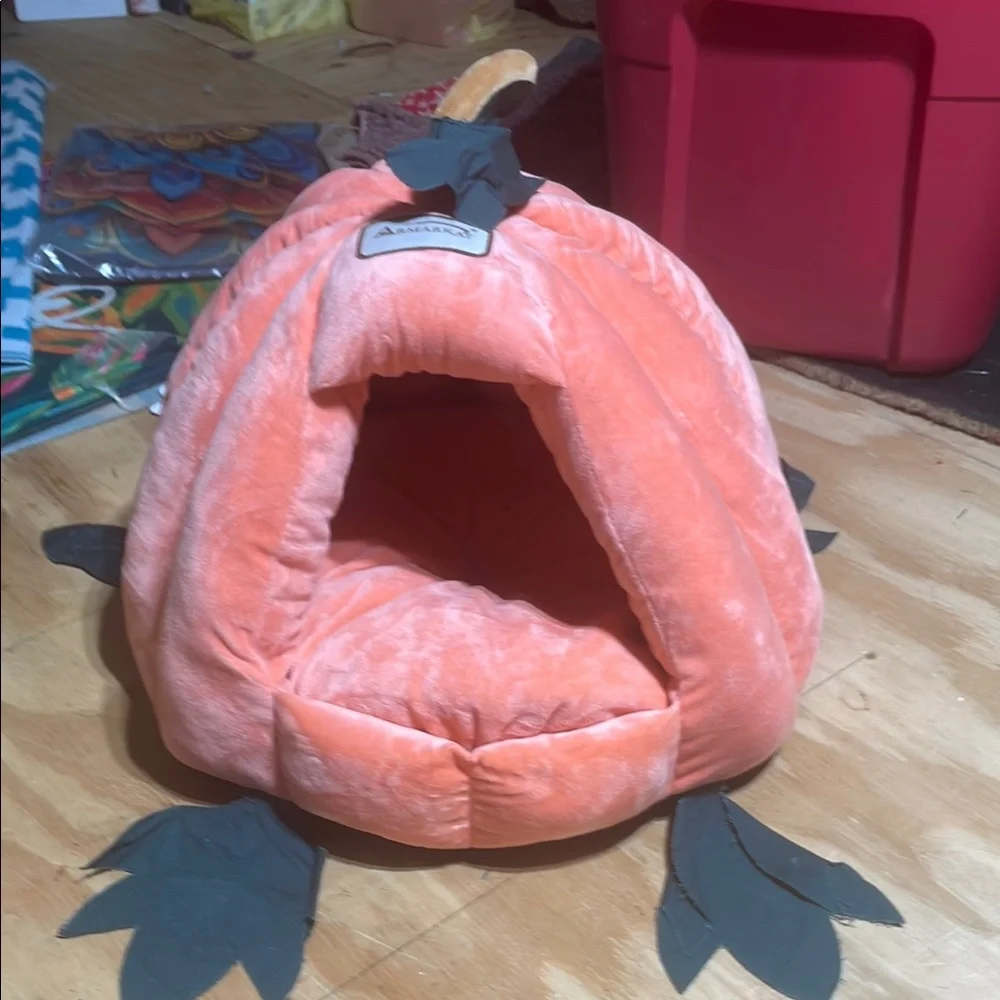 Cozy Pumpkin Pet Bed - Orange